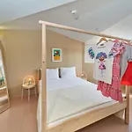 Design One Hostel