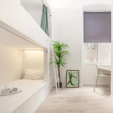 Design One Hostel