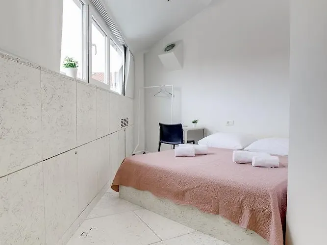 Design One Hostel *