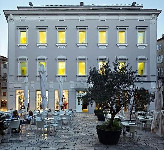 Design One Hostel