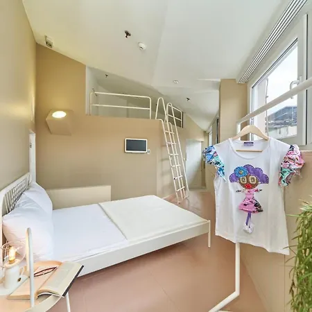 Design One Hostel *