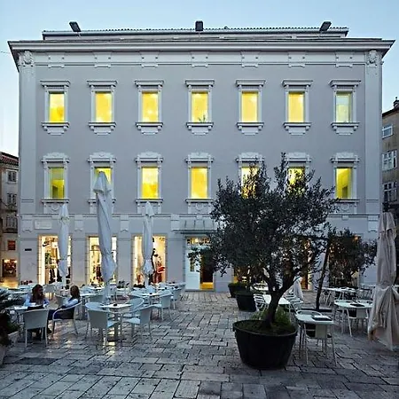 Design One Hostel